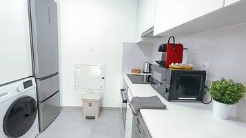 Frigorífico, microondas, horno y placa de cocina