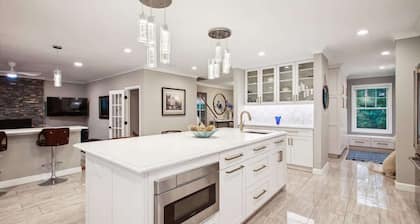 The General's House-Spacious Home w/Pool & Hot Tub