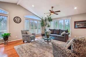 TV, peis og kontorer