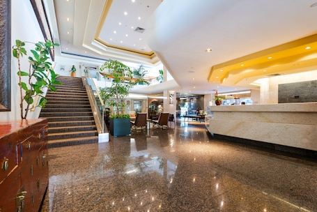 Beautiful Luana Waikiki with large private lanai