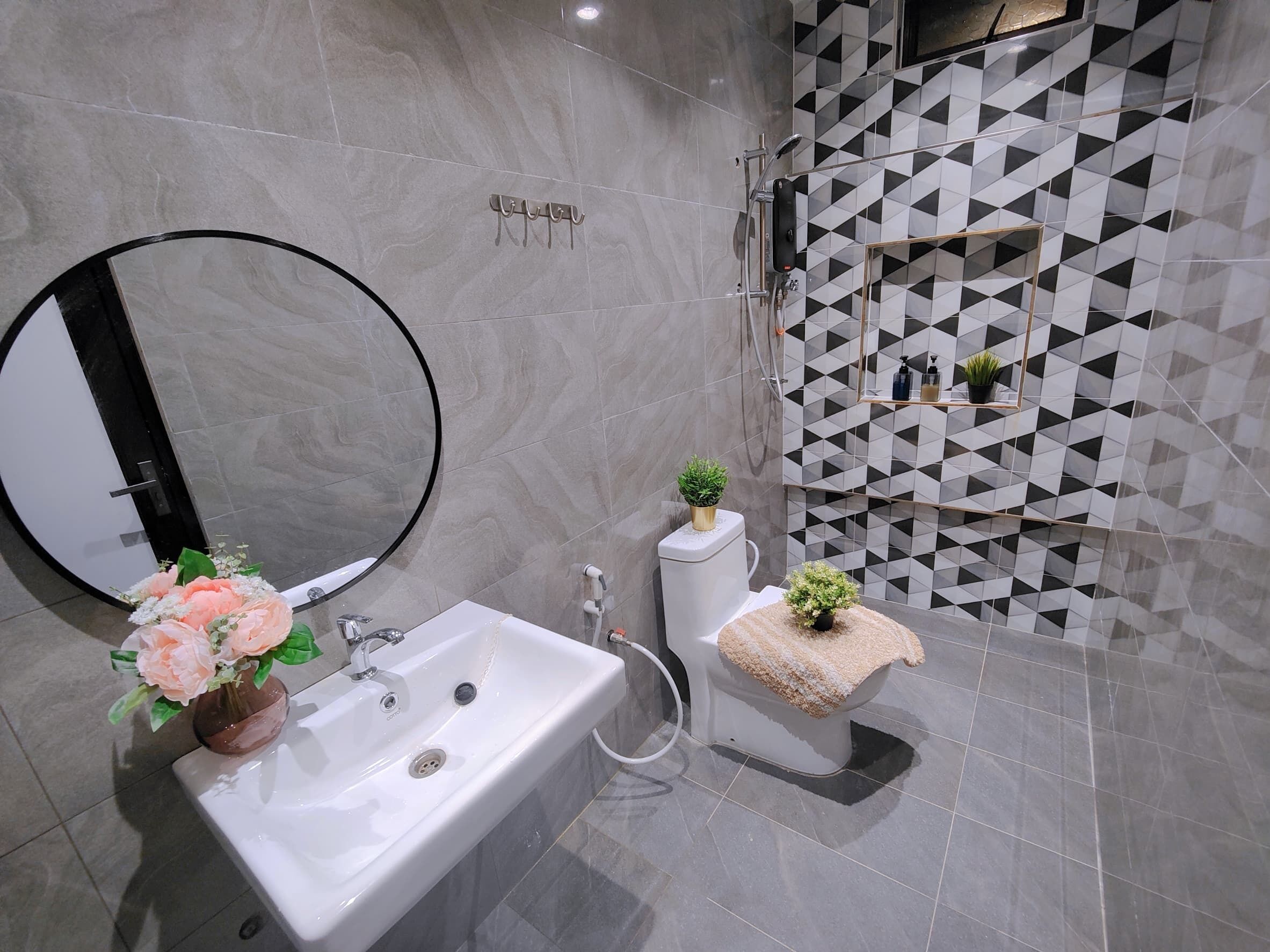 Luxe villa | Badkamer | Een douche, gratis toiletartikelen, pantoffels, handdoeken