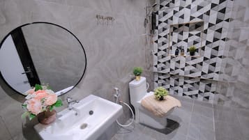 Luxe villa | Badkamer | Een douche, gratis toiletartikelen, pantoffels, handdoeken