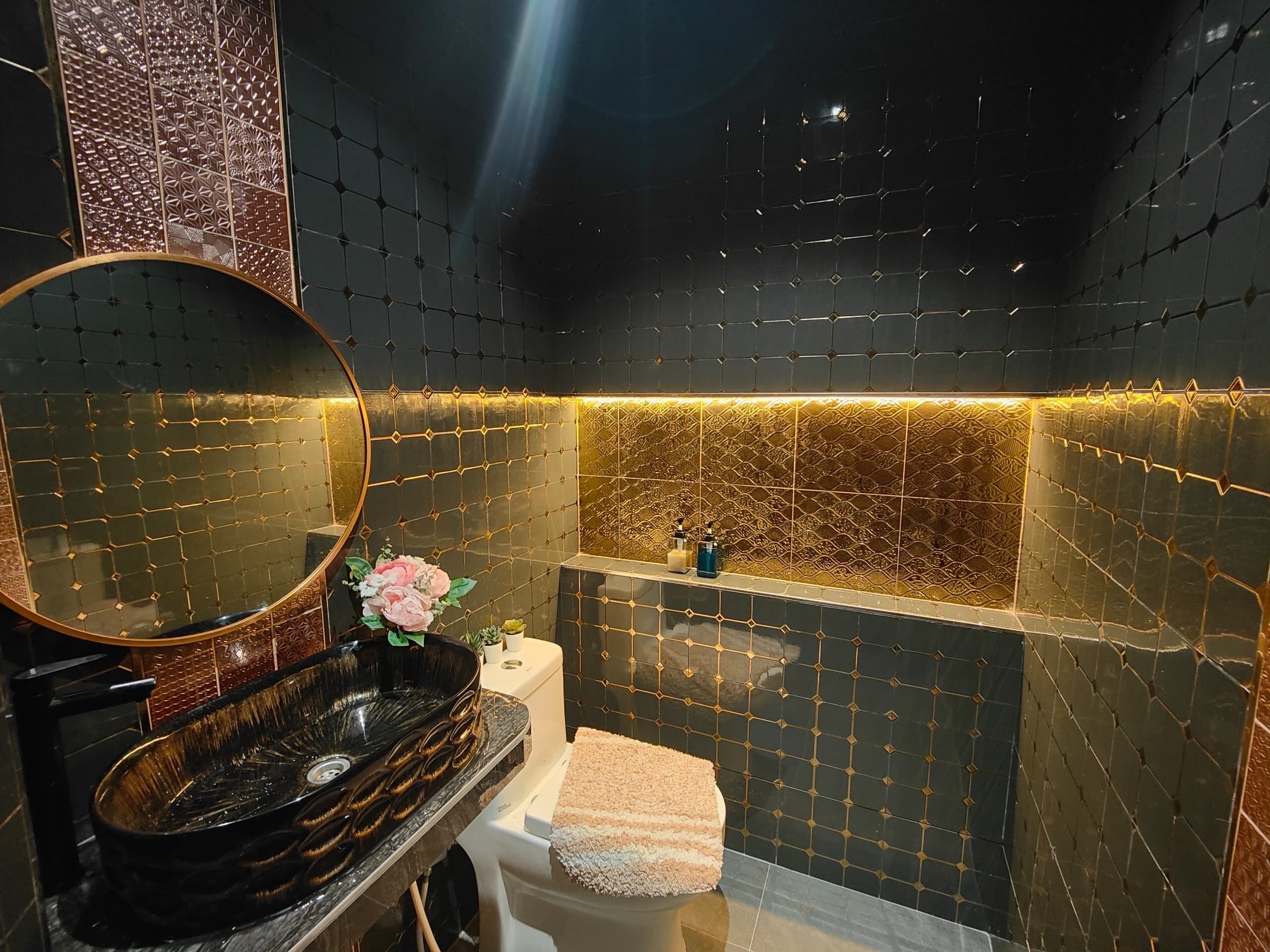 Luxury Villa | Bathroom | Shower, free toiletries, towels, shampoo