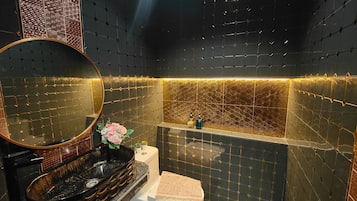 Luxury Villa | Bathroom | Shower, free toiletries, towels, shampoo