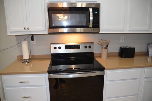 Suite Staycation: 2-story, 4BR/2BA, 2047sq ft home near hospitals & Ft. Novosel 