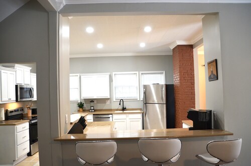 Suite Staycation: 2-story, 4BR/2BA, 2047sq ft home near hospitals & Ft. Novosel 