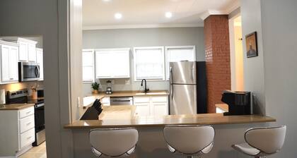 Suite Staycation: 2-story, 4BR/2BA, 2047sq ft home near hospitals & Ft. Novosel