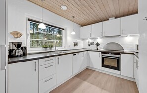 Fridge, oven, stovetop, dishwasher - Stunning home in Ulfborg with sauna (Ulfborg)