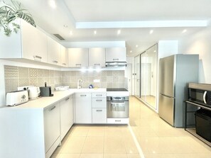 Kjøleskap, mikrobølgeovn, ovn og oppvaskmaskin