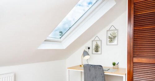 Hanwell Ensuite Free Parking Near Station by Omega