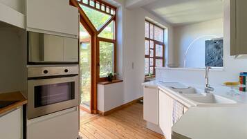 Een koelkast, een microgolfoven, een oven, een kookplaat