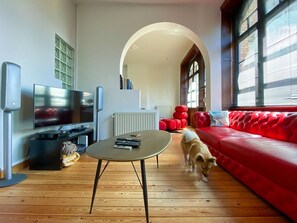 Fernseher, Bücher, Musikbibliothek, Videothek