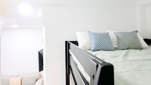 A bedroom with a bed, pillows, a headboard, and a wall-mounted TV. - M (RVI40) Cozy one-bedroom apartment in Cuatro Caminos (Madrid)