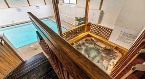 Una piscina cubierta