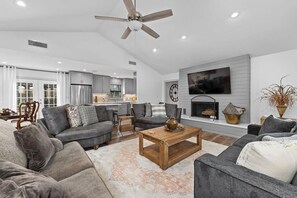 TV - The 309 Retreat - Hot Tub & Fire Pit! (Fredericksburg)