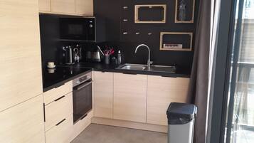 Refrigerador, microondas, horno, placa de cocina