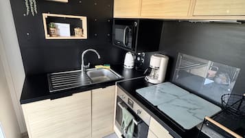 Réfrigérateur, micro-ondes, four, plaque de cuisson