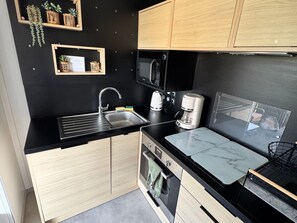 Refrigerador, microondas, horno, placa de cocina