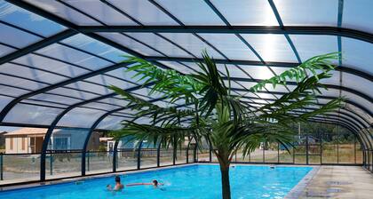 Chalet Confort 2 Chambres avec Piscine Chauffée et Climatisation en Bretagne Sud