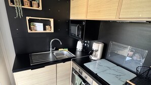 Coffee/tea maker, fridge, microwave, oven