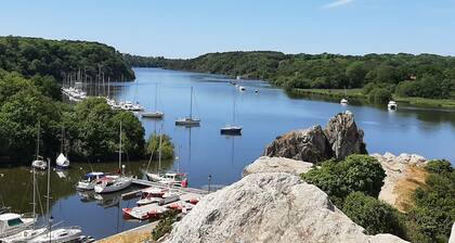 Peaceful 2-bedroom chalet with terrace in Brittany