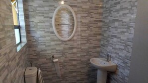 A bathroom with a toilet, bidet, and sink. - Neo & ruks guest house (Cape Town)