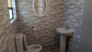 Shower, perlengkapan mandi gratis, sandal, dan handuk