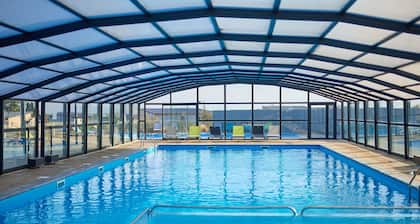 Cozy chalet 3 bedrooms, secure estate with heated pool