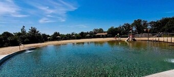 Quiet 2-bedroom chalet with pool near Lake Jaunay