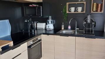 Réfrigérateur, micro-ondes, four, plaque de cuisson