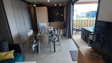 Télévision, table de tennis de table