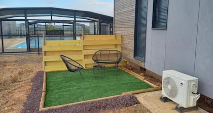 Chalet acogedor de 2 habitaciones con terraza, piscina y cerca del lago en Olonzac