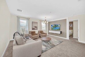 TV, offices - Champions Gate-11570 6BR · Pool·Spa· Disney (Four Corners)