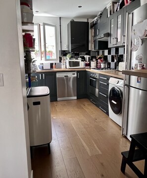 Kylskåp, mikrovågsugn, ugn och spishäll