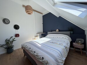 2 bedrooms, iron/ironing board, travel crib, WiFi - 
Townhouse near Versailles and St Germain en Laye (Louveciennes)