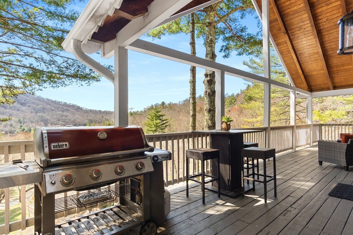Mountain Bungalow with 4 Master Suites, Big Views & Community Pool