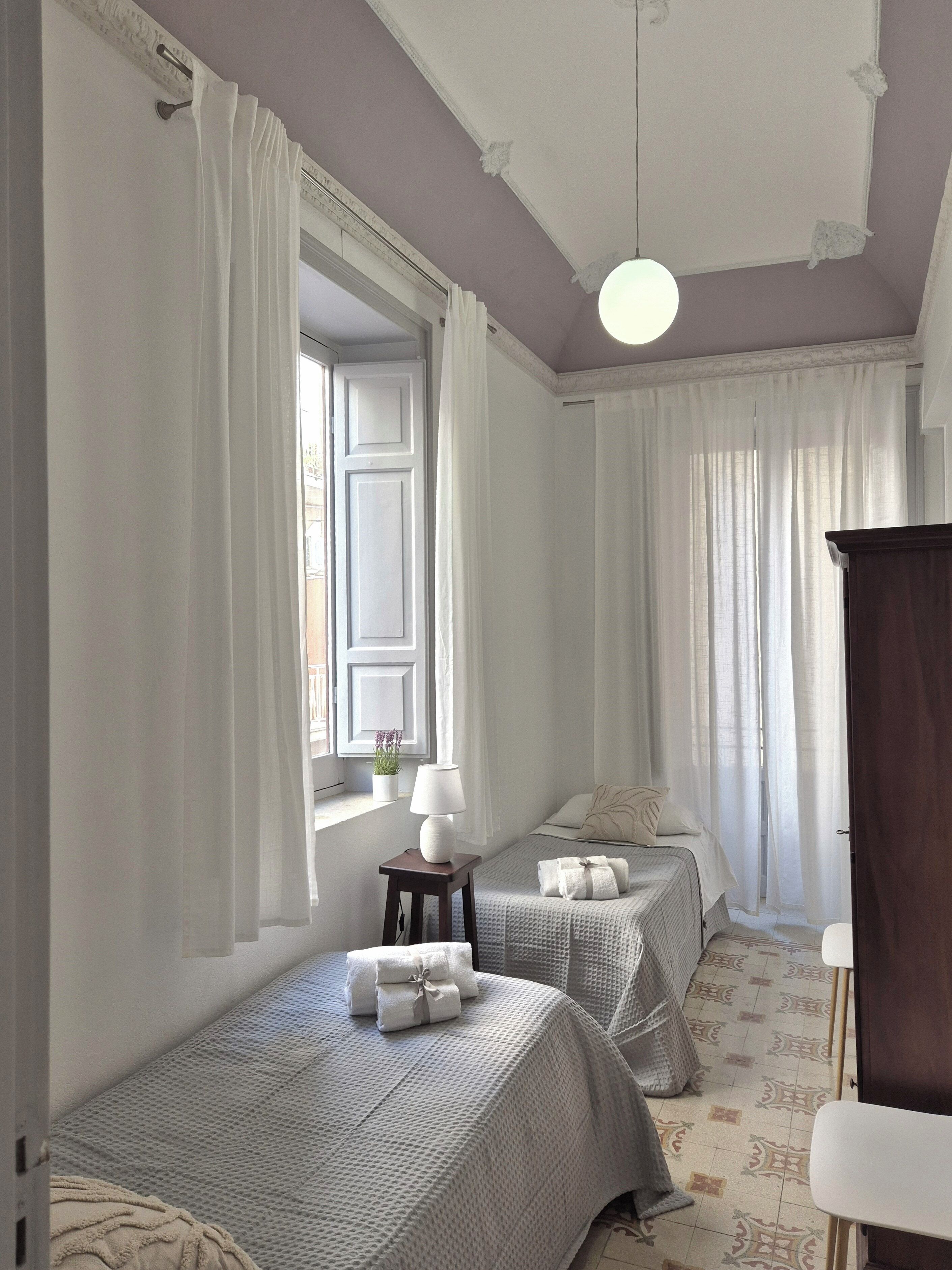 Leilighet – basic | Oppholdsrom | En 32-tommers smart-TV med digitale kanaler