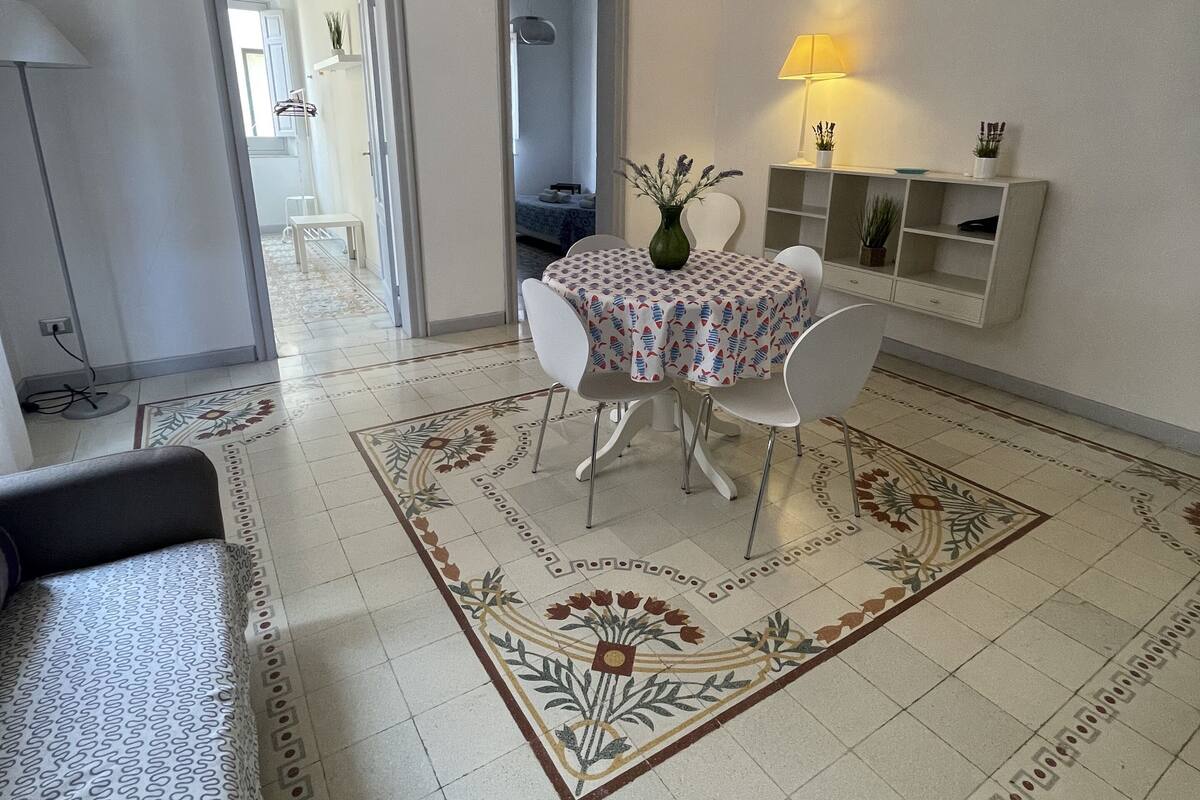 Apartamento básico | Zona de estar | Smart TV de 32 pulgadas con canales digitales