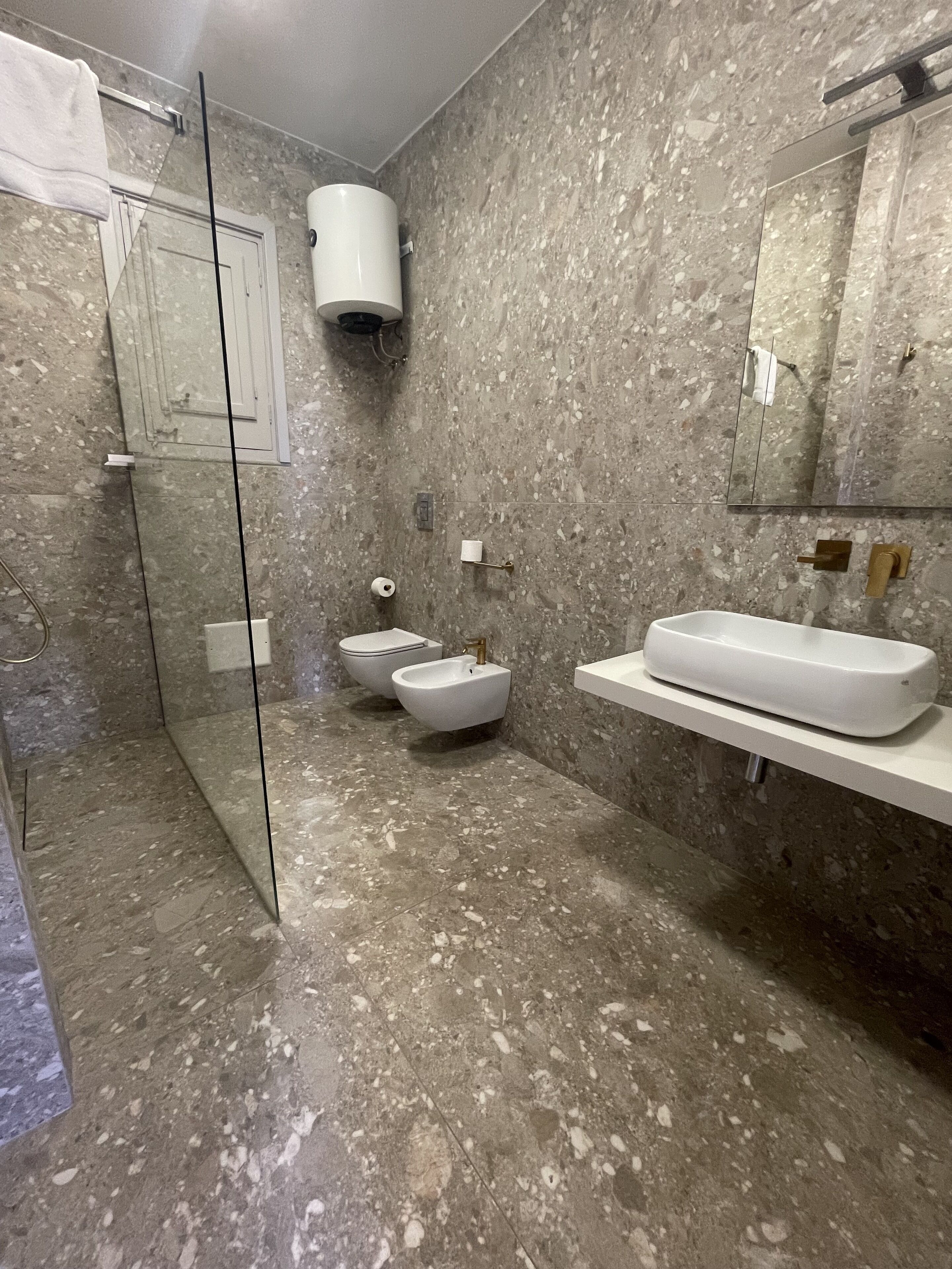 Appartement supérieur | Salle de bain | Douche, douche cascade, articles de toilette (gratuits)