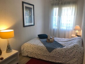 3 Schlafzimmer, Schreibtisch, Bügeleisen/Bügelbrett, Bettwäsche