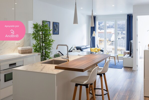 Fridge, microwave, oven, stovetop - 10 Minutes Walk from Downtown and Free Parking (Andorra la Vella)