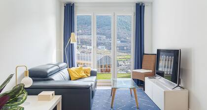 10 Minutes Walk from Downtown and Free Parking