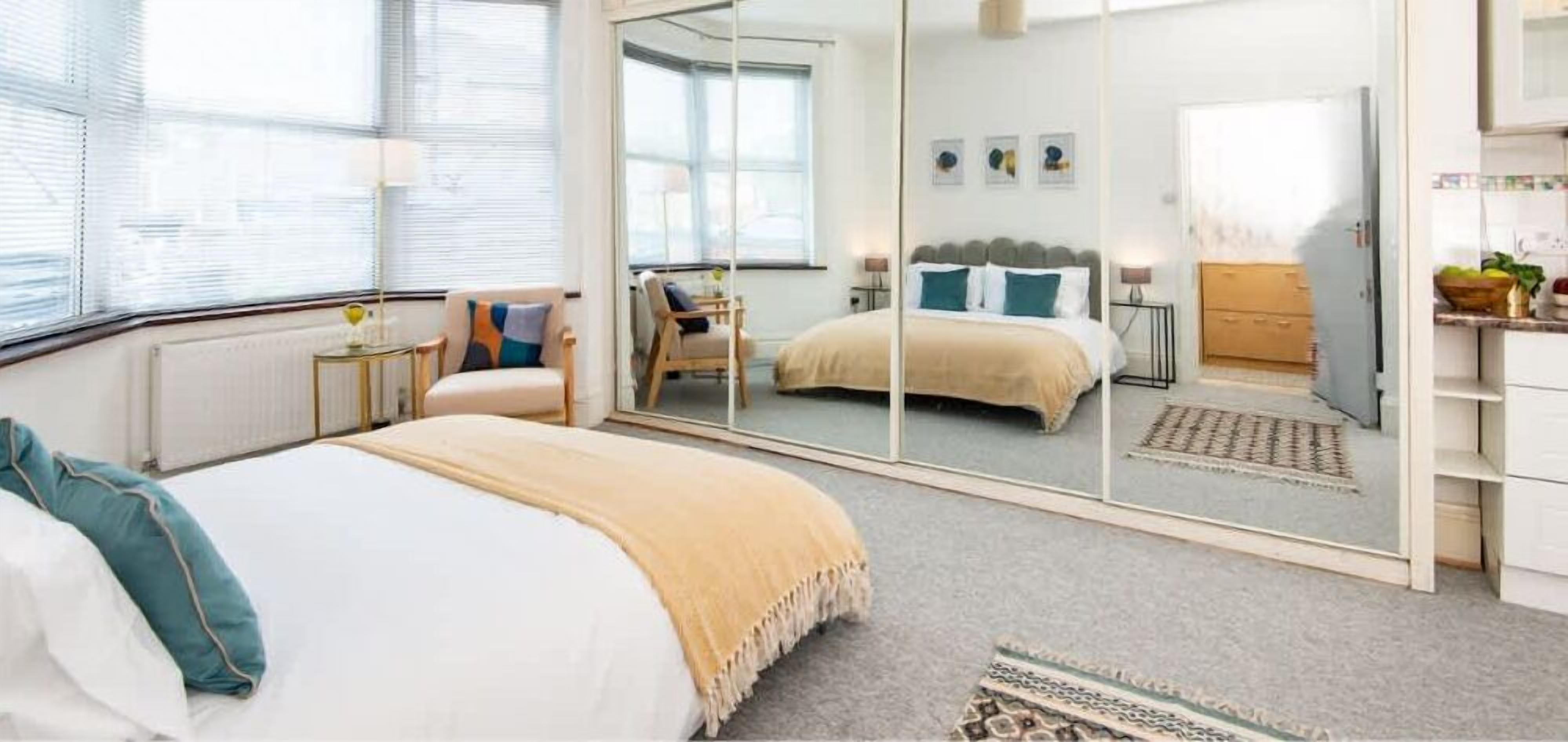 1 dormitorio, tabla de planchar con plancha, wifi y ropa de cama