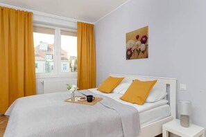 2 habitaciones, escritorio y tabla de planchar con plancha