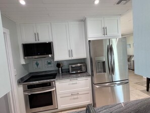 ثلاجة، ميكروويف، فرن، موقد طهي مسطح