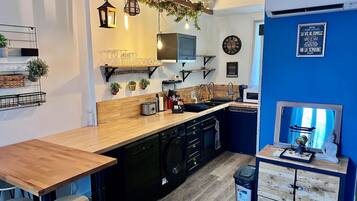 Een koelkast, een microgolfoven, een oven, een kookplaat