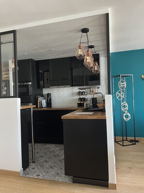 Kühlschrank, Mikrowelle, Ofen, Herdplatte