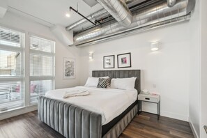 2 bedrooms, desk, iron/ironing board, free WiFi - Art District Dream | RiNo Art Lofts (Denver)