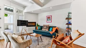 Smart TV, chimenea y libros