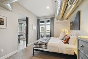 2 habitaciones, escritorio, tabla de planchar con plancha y wifi gratis 